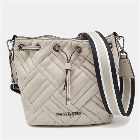 michael kors peyton bucket bag